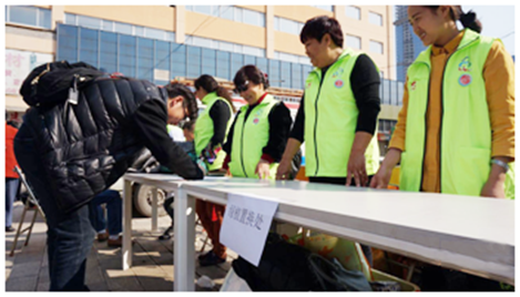 活动以&ldquo;做好事做善事做志愿者&rdquo;为主题，倡导节能减排、低碳出行、绿色出行的生活方式，鼓励市民低碳出行。同时，在云纺的活动现。ッ魇星嗷岽戳&ldquo;一家衣等于爱&rdquo;衣服回收箱，市民将废旧的衣服投放到箱内，志愿者送上一盆绿色植物或者一本图书。